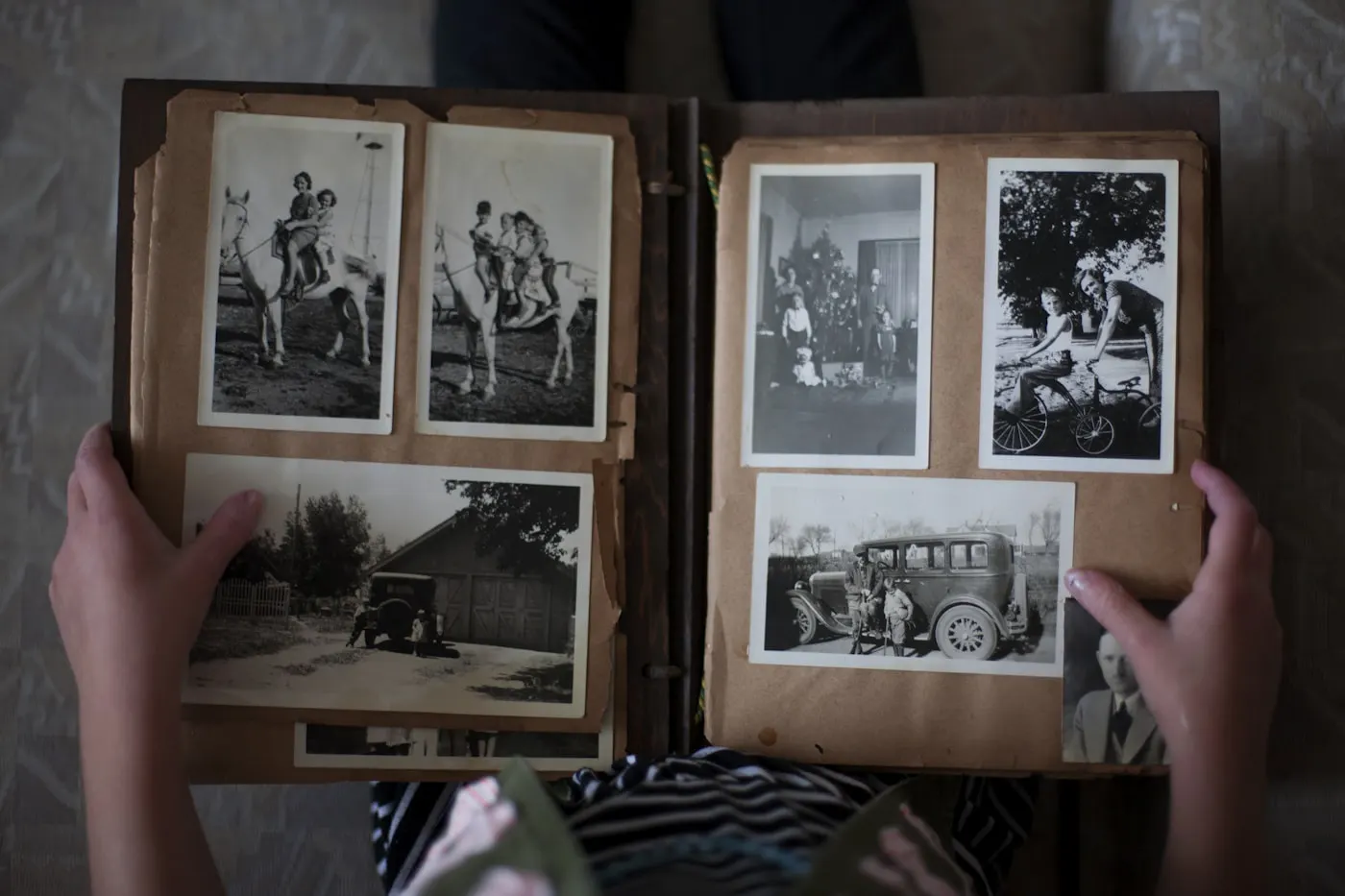Une personne feuillette un album de photographies