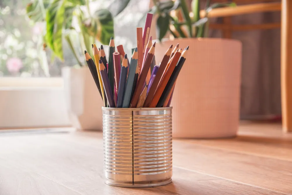 Des crayons de couleur dans un pot en verre