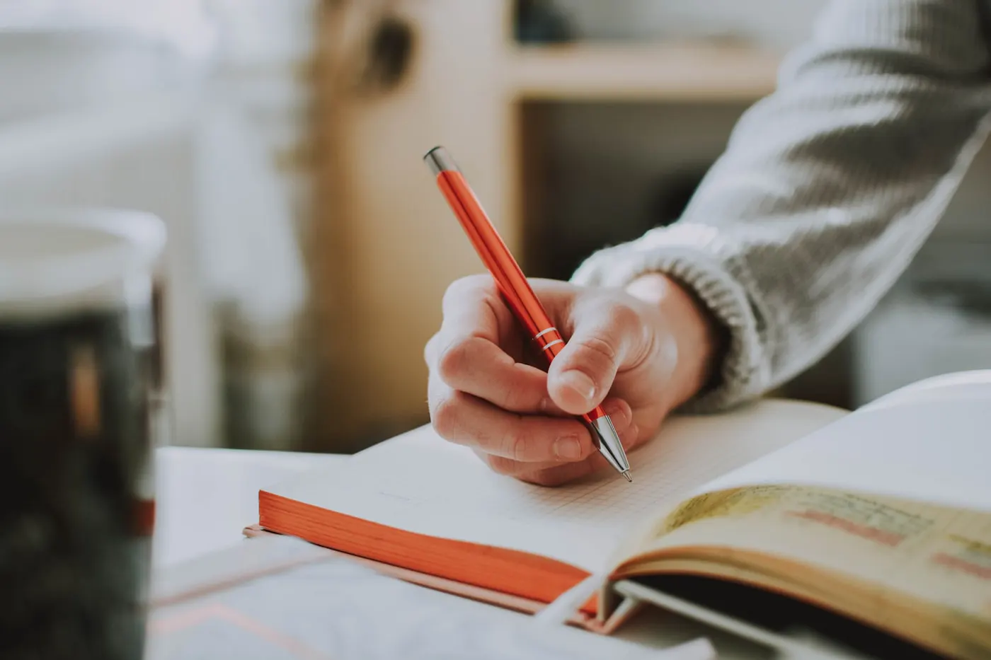Une main écrit dans un carnet