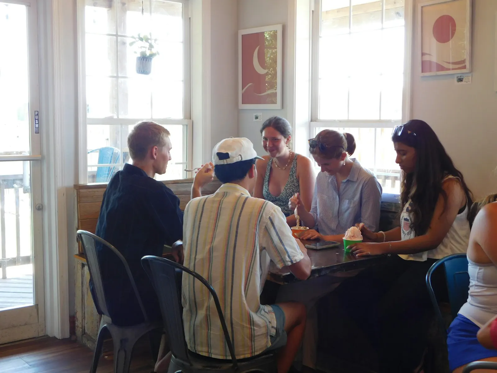 Un groupe de personnes discute joyeusement autour d'une table