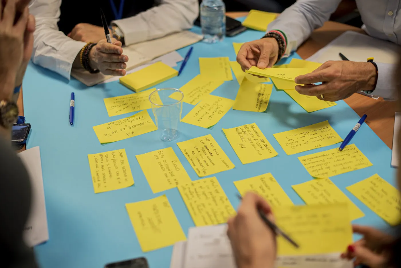 Séance de travail collectif avec des notes